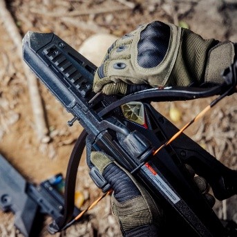detailní záběr na pistolovu kuši shora